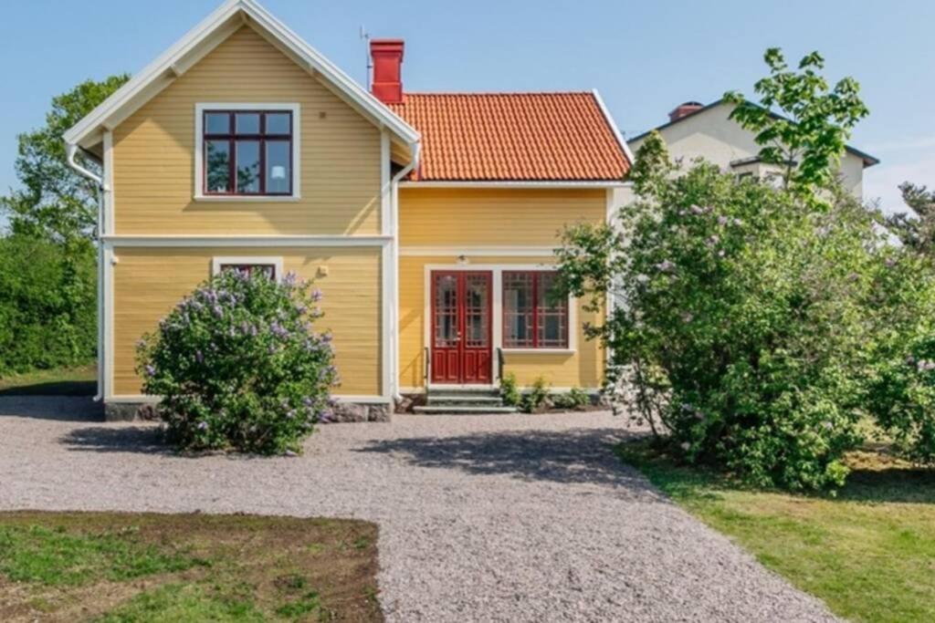 Casa Fontenay Charmig Laegenhet Naera Stadsparken Och Vaettern Hjo Exterior foto